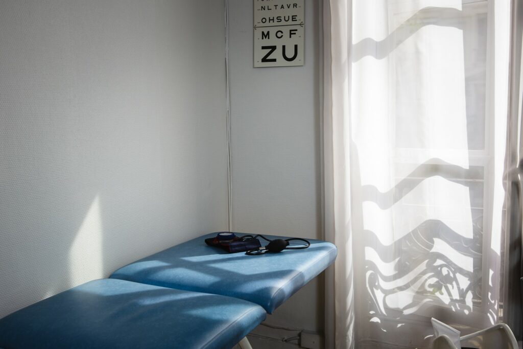 Une table d'auscultation au Centre Primo Levi