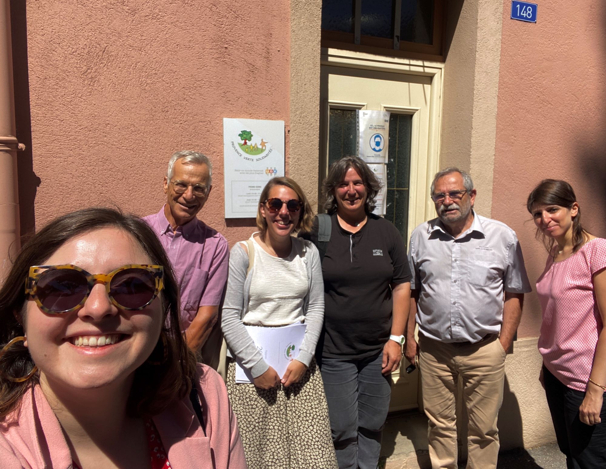 Photo de groupe lors de la visite de la fondation chez Provence Verte Solidarités
